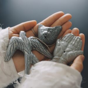 センス溢れるギャラリーでの器探しとカフェ巡り。モデル・kazumiさんの韓国・ソウル1泊2日の旅。 | 『OJA CRAFT』のツバメや動物など、ユニークなモチーフのインセンスホルダーやオーナメント。photo : Yutaro Yamane