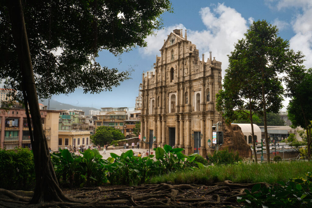 マカオで出合う、東洋と西洋の調和。リゾートホテル『Grand Lisboa Palace Resort Macau』で過ごす、贅沢なひととき。 | 天主堂の正面ファサードだけが残る聖ポール天主堂跡。その静謐な佇まいが、400年以上の時の重みを物語る。