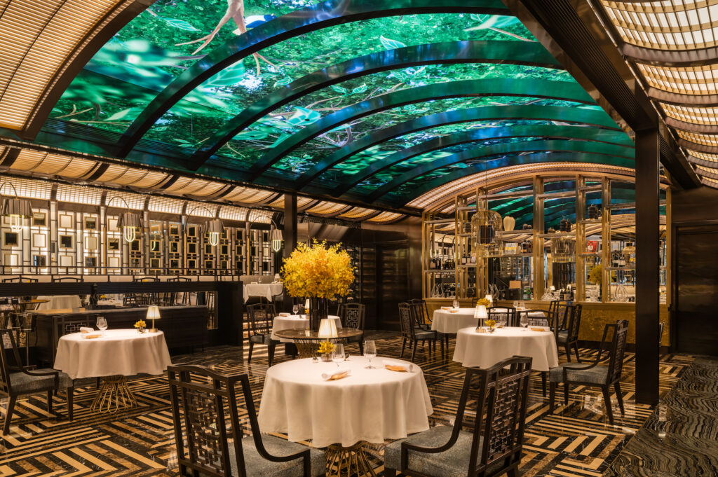 マカオで出合う、東洋と西洋の調和。リゾートホテル『Grand Lisboa Palace Resort Macau』で過ごす、贅沢なひととき。 | メインダイニング『メーザ バイ ジョゼ・アビリス』の黒、白、金を基調とした内装。ファッションデザイナーのカール・ラガーフェルドによるデザイン。