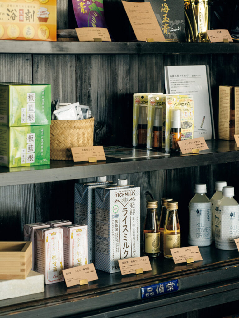 消化を促すための発酵食材を取り扱う。「酒粕パウダーは、手軽にアミノ酸が摂れます。味噌汁にふりかけるのもいい」と松浦さん。不調の“根っこ”と対話する、東京・渋谷の漢方薬店『LAOSI』。 | 消化を促すための発酵食材を取り扱う。「酒粕パウダーは、手軽にアミノ酸が摂れます。味噌汁にふりかけるのもいい」と松浦さん。