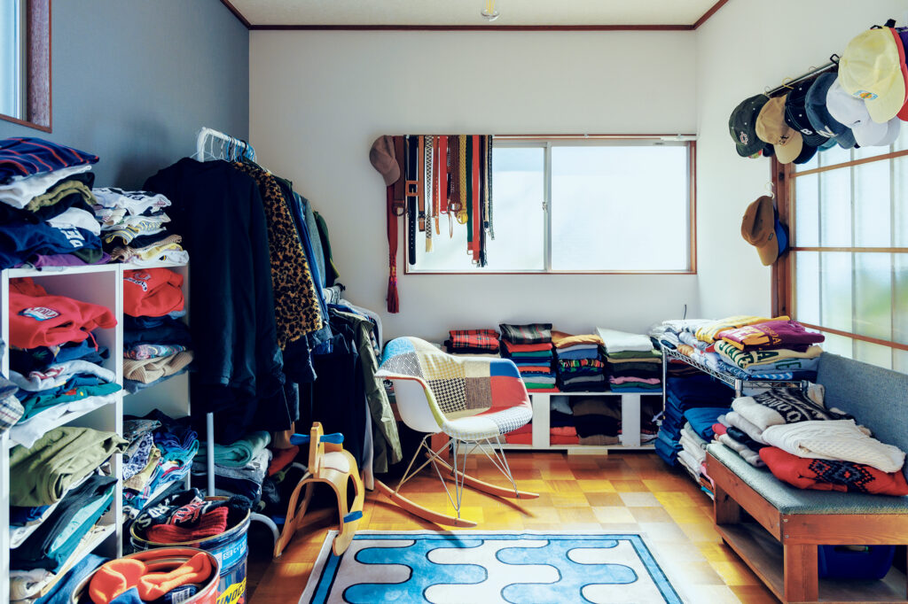2階の一室はクローゼットルームに。カラフルな洋服が整然と並んでいる。古さを物語る大きな窓が、この家の宝。温かい光が差し込む、心地よい住まい。 | 2階の一室はクローゼットルームに。カラフルな洋服が整然と並んでいる。
