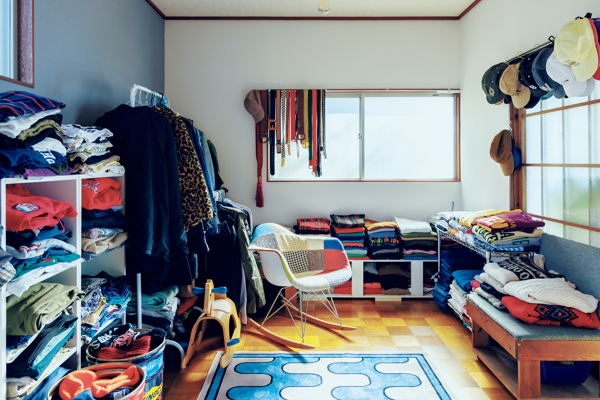 古さを物語る大きな窓が、この家の宝。暖かい日差しが差し込む、心地よい住まい。 | Article | & Premium (アンド プレミアム)