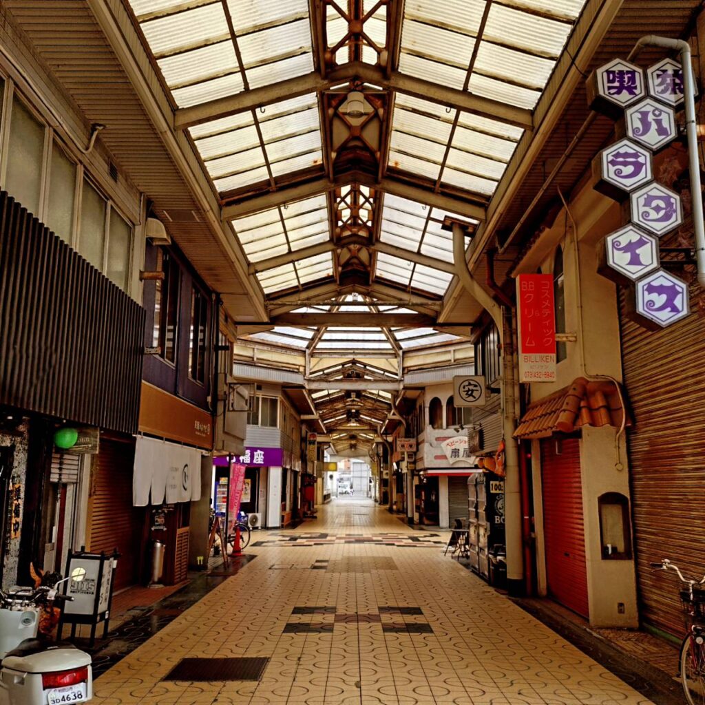 みその商店街のアーケード。雨の日のアーケードが好きです。写真と文：寺坂直毅 (放送作家) #1 | 和歌山・和歌山市にある、みその商店街のアーケード。