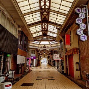 みその商店街のアーケード。雨の日のアーケードが好きです。写真と文：寺坂直毅 (放送作家) #1 | 和歌山・和歌山市にある、みその商店街のアーケード。