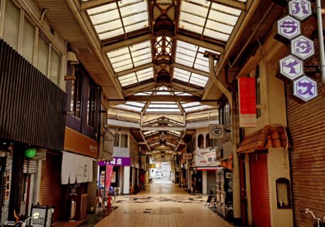 みその商店街のアーケード。雨の日のアーケードが好きです。写真と文：寺坂直毅 (放送作家) #1 | 和歌山・和歌山市にある、みその商店街のアーケード。