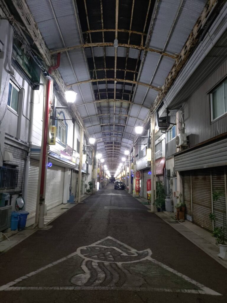 いざかた通りのアーケード。雨の日のアーケードが好きです。写真と文：寺坂直毅 (放送作家) #1 | 和歌山・那智勝浦町にある、いざかた通りのアーケード。