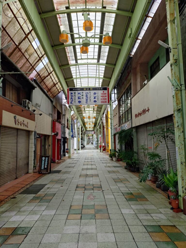 仲之町商店街のアーケード。雨の日のアーケードが好きです。写真と文：寺坂直毅 (放送作家) #1 | 和歌山・新宮市にある、仲之町商店街のアーケード。