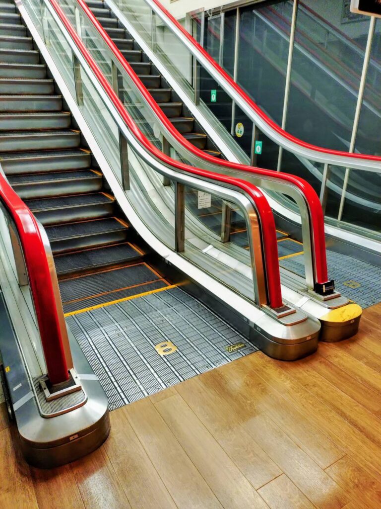 「名鉄百貨店」のエスカレーター。エスカレーターも個性があります。写真と文:寺坂直毅 (放送作家) #2 | 愛知・名古屋市にある、名鉄百貨店のエスカレーター。 「名鉄百貨店」のエスカレーター。エスカレーターも個性があります。写真と文:寺坂直毅 (放送作家) #2