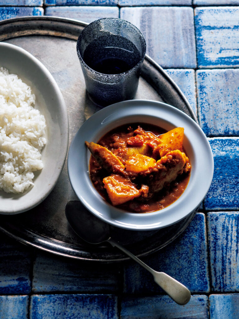 『SPICY CURRY 魯珈』店主・齋藤絵理さんから教わる、スパイス4種で作れる手羽先とほろほろ大根のカレー。 | たった4種のスパイスから作れる手羽先と大根のカレー。スパイスの旨味がたっぷり染み込んだ大根がたまらない! 『SPICY CURRY 魯珈』店主・齋藤絵理さんから教わる、スパイス4種で作れる手羽先とほろほろ大根のカレー。