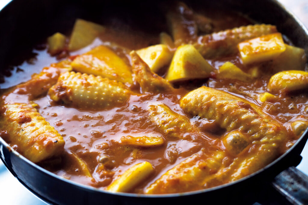 『SPICY CURRY 魯珈』店主・齋藤絵理さんから教わる、スパイス4種で作れる手羽先とほろほろ大根のカレー。 | 煮込みは弱火で10分。鶏肉に火が入れば完成。仕上がりの水分量はこれくらい。