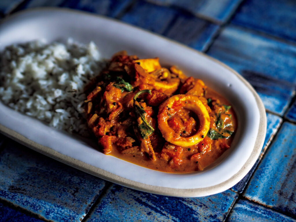 『SPICY CURRY 魯珈』店主・齋藤絵理さんから教わる、夏の食欲をそそるイカのトマトカレー。 『SPICY CURRY 魯珈』店主・齋藤絵理さんから教わる、夏の食欲をそそるイカのトマトカレー。
