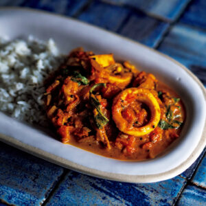 『SPICY CURRY 魯珈』店主・齋藤絵理さんから教わる、夏の食欲をそそるイカのトマトカレー。