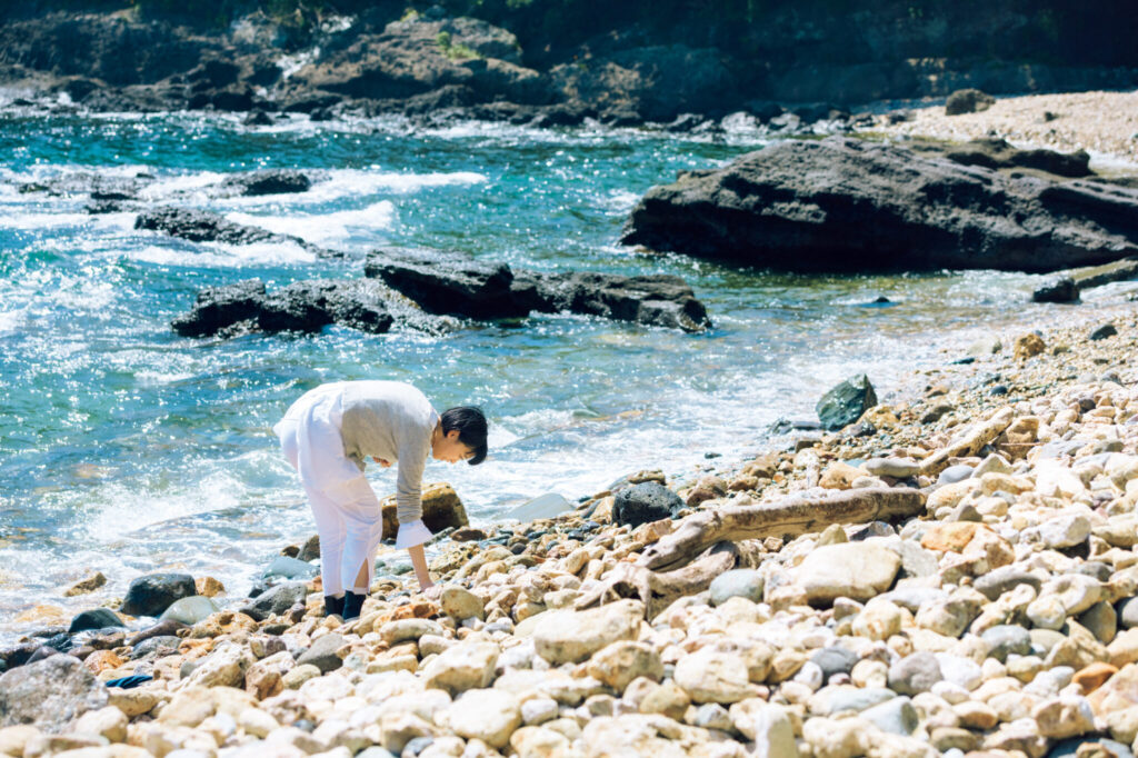 大小の石が無数にある静岡・南伊豆の菖蒲沢海岸は、宮田さんにとっては“宝の山”。海岸へ激しく当たり沖へ引いていく白波は石を鳴らし、ころころと音が聞こえる。 大小の石が無数にある静岡・南伊豆の菖蒲沢海岸は、宮田さんにとっては“宝の山”。海岸へ激しく当たり沖へ引いていく白波は石を鳴らし、ころころと音が聞こえる。