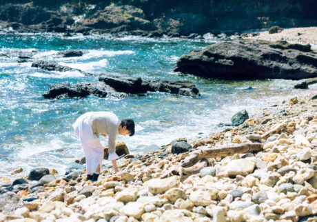 大小の石が無数にある静岡・南伊豆の菖蒲沢海岸は、宮田さんにとっては“宝の山”。海岸へ激しく当たり沖へ引いていく白波は石を鳴らし、ころころと音が聞こえる。