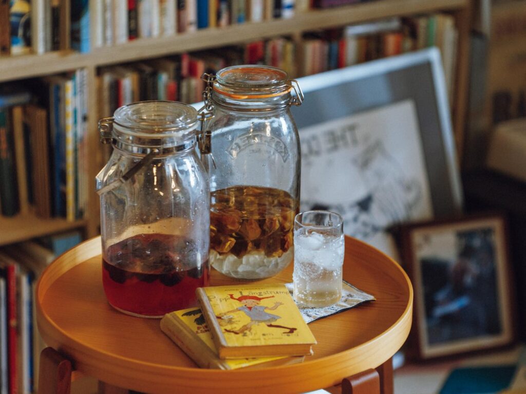夜の古書店で、未知の本と出合う。歌人・穂村 弘さんの暮らしの本棚と、読書の時間の見つけ方。 | 毎年、夏になると妻が梅の種類を分けて作る自家製「梅シロップ」。水や炭酸、ときにはハーブティーで割って、読書時間のお供に。暑い日々をクールダウンしてくれる作用がある。 夜の古書店で、未知の本と出合う。歌人・穂村 弘さんの暮らしの本棚と、読書の時間の見つけ方。