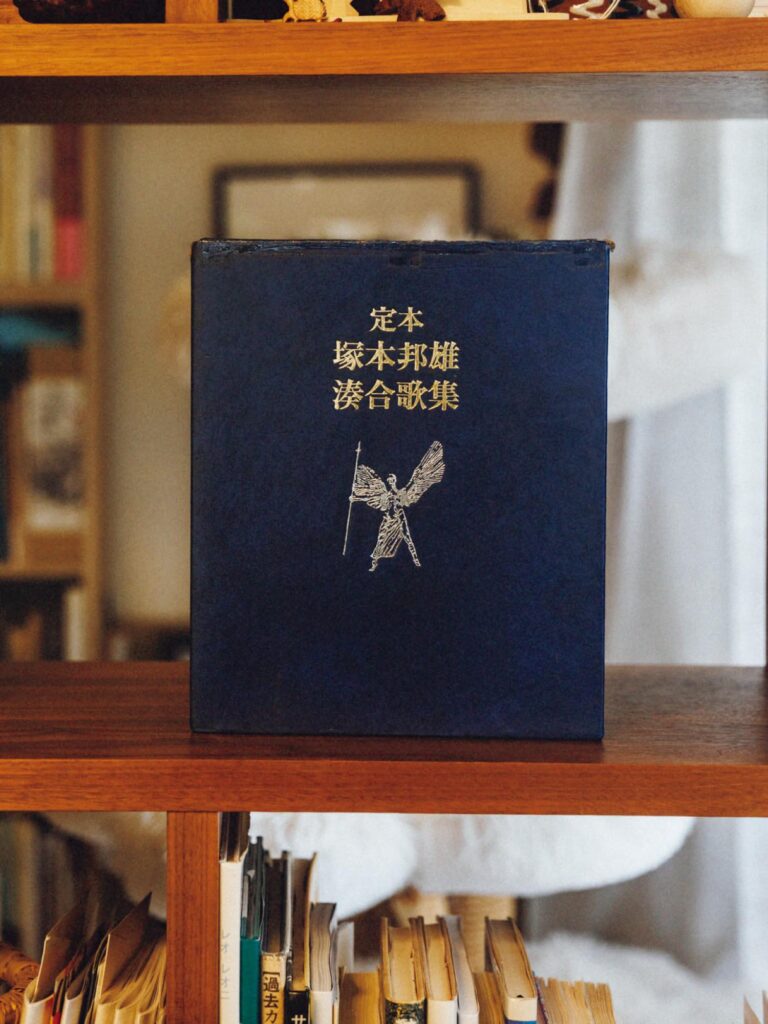 歌人・穂村 弘さんが選ぶ、ずっとそばに置いておきたい本。 | 『定本 塚本邦雄湊合歌集』
著 塚本邦雄(文藝春秋)
1955年頃からの前衛短歌運動をリードし、比喩やイメージを駆使した表現が特徴的な”戦後最大の歌人”、塚本邦雄。1980年以前に発表された短歌を集大成した。「僕がずっと憧れ、敬愛している歌人。塚本邦雄は社会のマジョリティに対する疑いと異議申し立ての姿勢があった人。そして、戦争や戦中、戦後への強い違和感を持っていた人でもある。戦後に生まれた自分には到達できない、圧倒的な別世界感にもすごく惹きつけられました」 歌人・穂村 弘さんが選ぶ、ずっとそばに置いておきたい本。