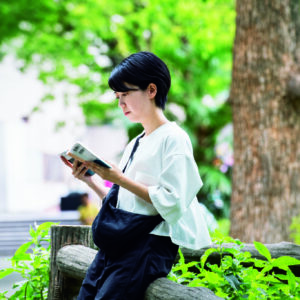 読書の合間に生活をする。作家・永井玲衣さんの暮らしの本棚と、読書の時間の見つけ方。 | 外出先でも読み、好きな言葉を見つけたらすぐに記録。「自著にも書きましたが、書店で手に入れたときの高いテンションのまま、我慢できずに駅のホームとかで読み始めてしまうことも」 読書の合間に生活をする。作家・永井玲衣さんの暮らしの本棚と、読書の時間の見つけ方。 | 外出先でも読み、好きな言葉を見つけたらすぐに記録。「自著にも書きましたが、書店で手に入れたときの高いテンションのまま、我慢できずに駅のホームとかで読み始めてしまうことも」