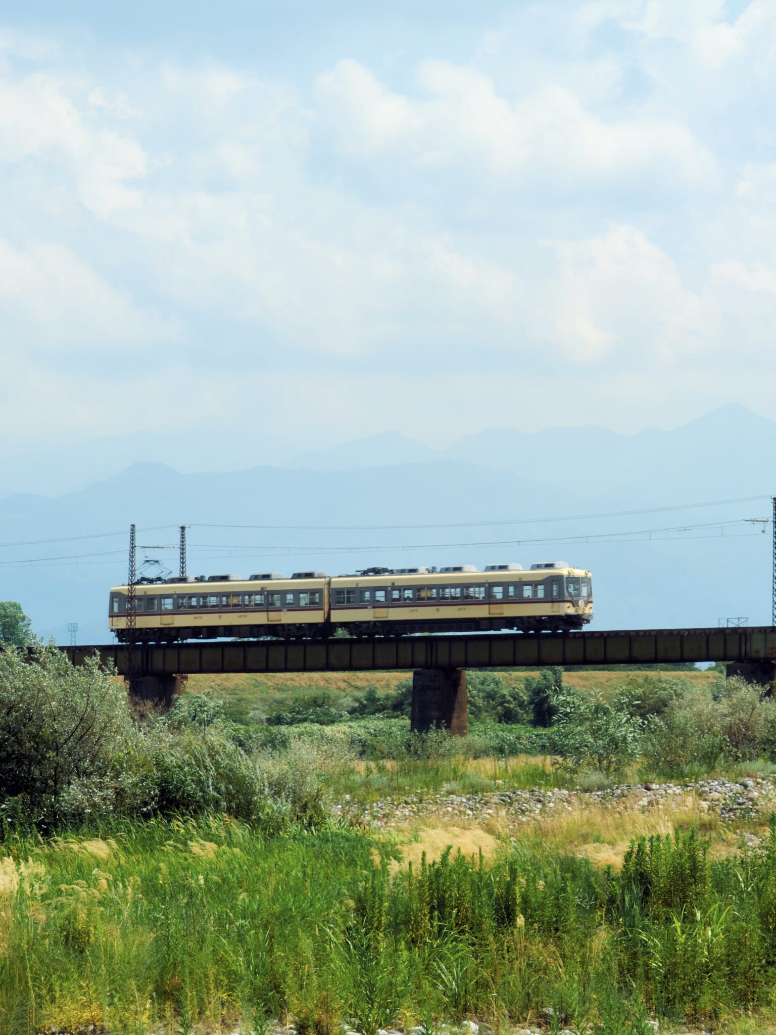 旅先で不意に現れるノスタルジックな風景。常願寺川に架かる陸橋を電車が走る様子に、急いでカメラを向けた。Google Pixel 10 Pro の約5000万画素のメインカメラは、もはやプロユース級。いわゆる“スマホのカメラ”の域を優に超えた高い表現力は、撮りたい瞬間を逃さない。「10倍ズームでもまるで近くで撮影したような美しさに驚きました。遠くから動いているものを捉えることも、これなら簡単です」と吉森さん。