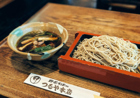 『つるや本店』で、鴨せいろ蕎麦をポートレートモードでスナップ。自然なぼかしが対象を引き立てる。
