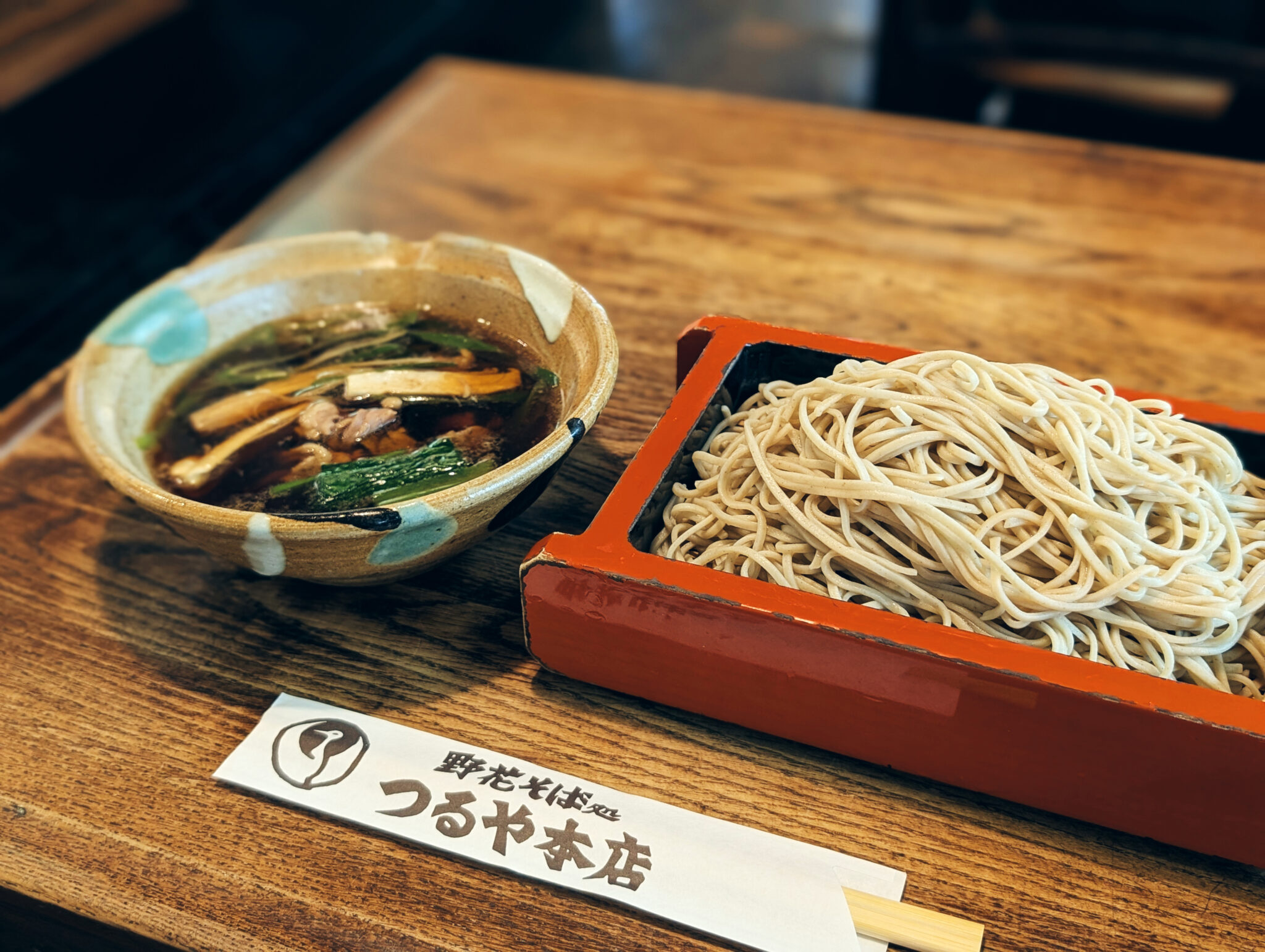 『つるや本店』で、鴨せいろ蕎麦をポートレートモードでスナップ。自然なぼかしが対象を引き立てる。