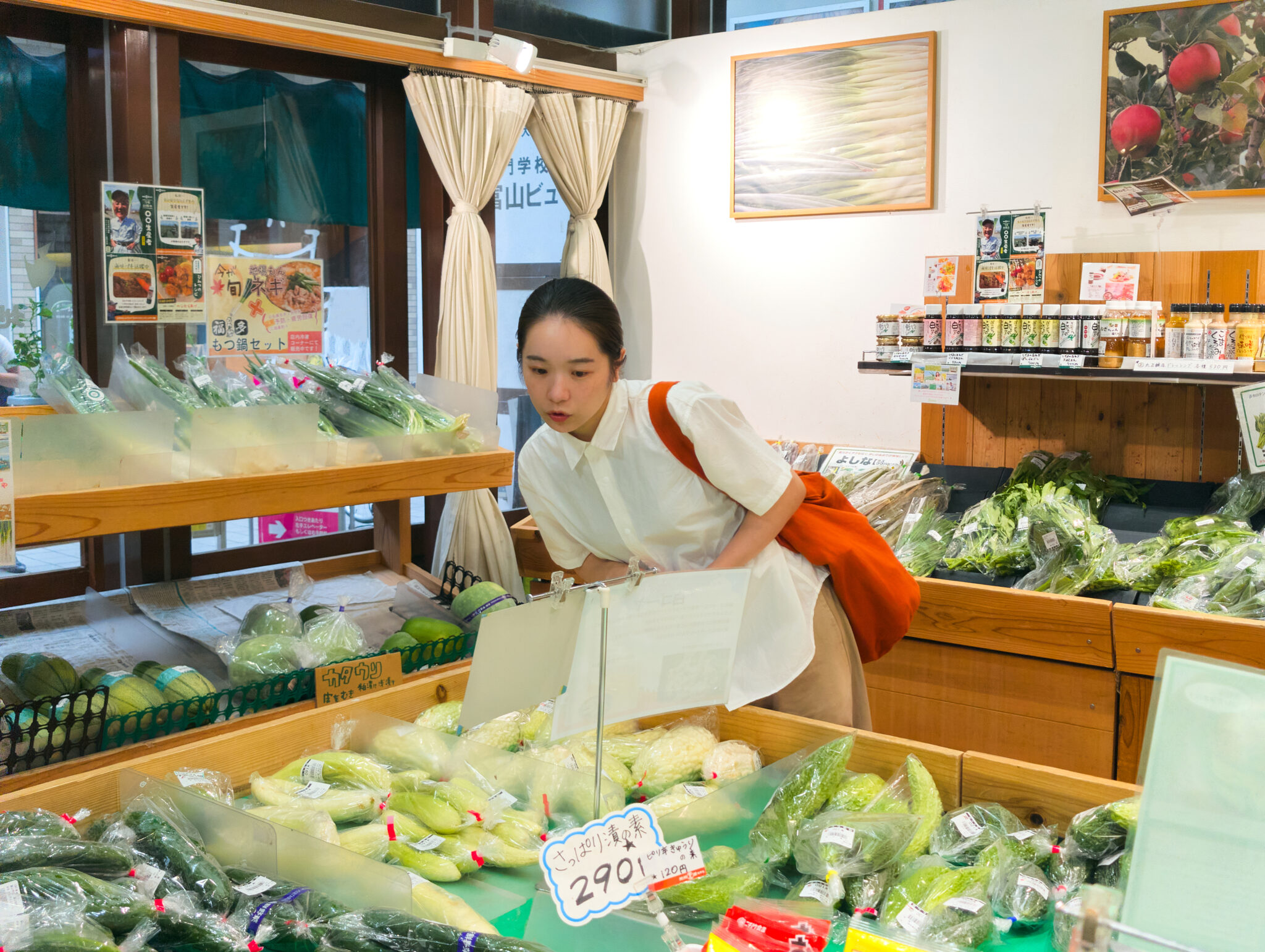 そうして見つけた『地場もん屋 総本店』へ。新鮮な地物野菜がいっぱいで吉森さんも大満足。