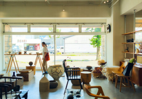 「ちょっと寄り道してインテリアを見たい」と尋ねて発見した『CARGO』へ。オープンしたばかりの自分の店で使うお皿をゲット。