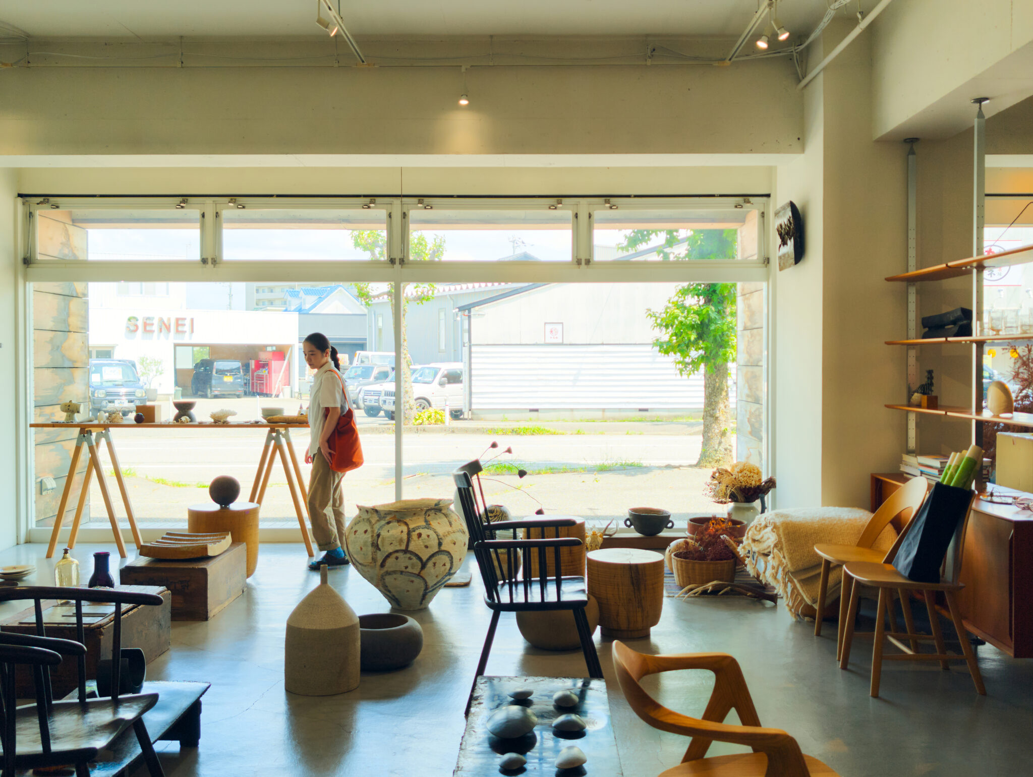 「ちょっと寄り道してインテリアを見たい」と尋ねて発見した『CARGO』へ。オープンしたばかりの自分の店で使うお皿をゲット。
