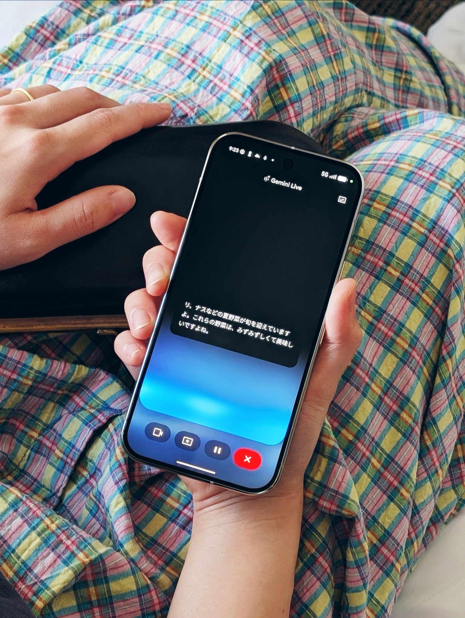 ホテルでの朝、吉森さんは Google の AI 機能「Gemini Live」と今日巡るスポットを考え中。料理人として、地場野菜をお土産に持ち帰りたい様子。「いま富山で旬のものはなに？」「それってどこで買うといいかな？」「ここから近いお店まで案内して」とやり取りを重ねると、Gemini がおいしい青果が揃う直売所まで案内してくれた。 「旅先で食べたいものや買いたいものがあっても、どこに行くべきか悩みがち。でも Gemini はコミュニケーションを繰り返すうちに私の意図に上手に寄り添ってくれるので、まるでローカルの友人に行くべき場所を尋ねているような信頼感がありました」と吉森さん。