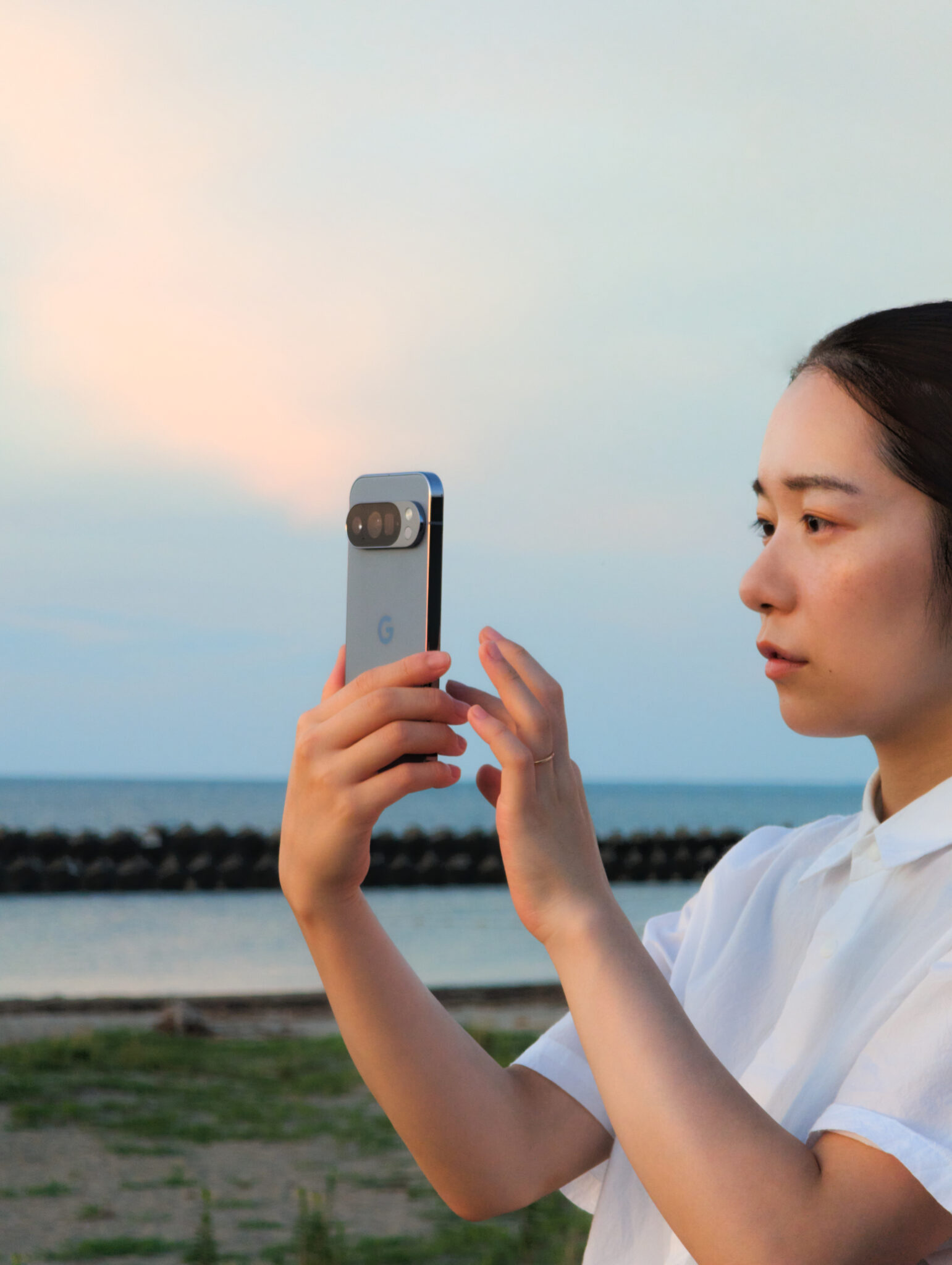 旅の終盤、富山湾で過ごすマジックアワー。「海や空の色と Google Pixel 10 Pro のカラーがぴったりで、感覚的に心地いいと感じていたこのデザインの理由が少しわかった気がしました」と吉森さん。自然物を主なインスピレーション源に、感情に心地よく訴えかける「エモーショナルデザイン」を目指す〈Google〉。もちろんこの Google Pixel のデザインにもその考え方が取り入れられている。