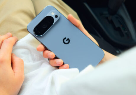 カメラバーや「G」ロゴの輝きが、シンプルさの中にアクセントを加える。