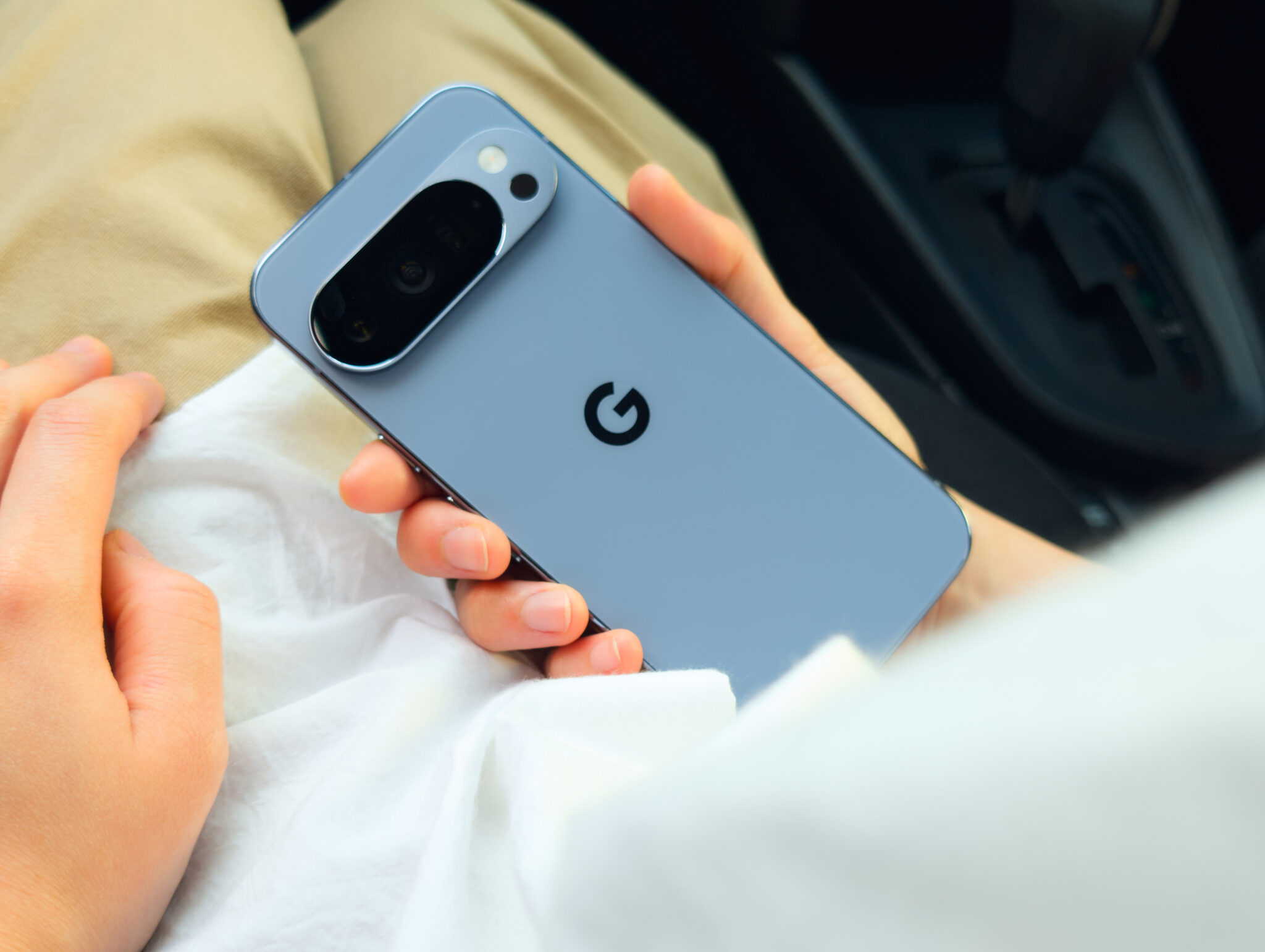 カメラバーや「G」ロゴの輝きが、シンプルさの中にアクセントを加える。