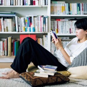 読書の合間に生活をする。作家・永井玲衣さんの本棚と、読書の時間の見つけ方。