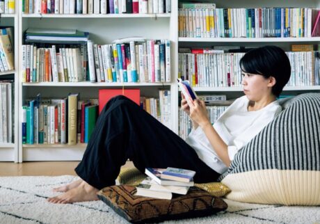 読書の合間に生活をする。作家・永井玲衣さんの本棚と、読書の時間の見つけ方。