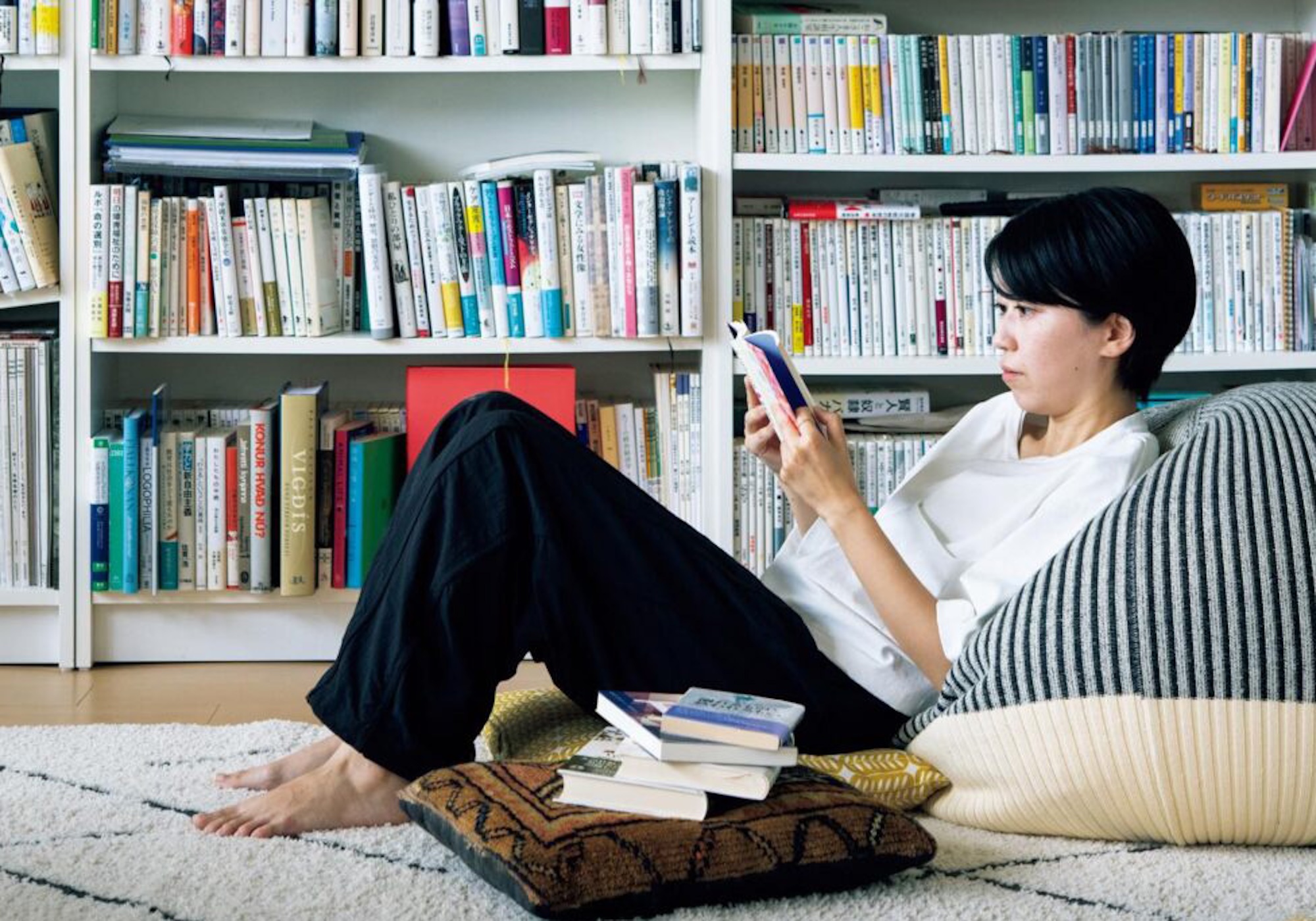 読書の合間に生活をする。作家・永井玲衣さんの本棚と、読書の時間の見つけ方。