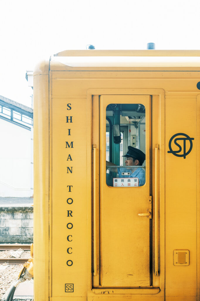 気ままに途中下車＆駅弁。週末に乗りたいトロッコ車両。 「しまんトロッコ」にトロッコ車両が付くのは、春と秋の土日、祝日が中心。夏休み期間は平日も乗車できる。走行区間は土佐大正駅から江川崎駅間のみ。吹きさらしのトロッコ車両では心地よい川風を感じられる。高知・四万十町から愛媛・宇和島で、のんびりと列車に揺られる旅。 | 「しまんトロッコ」にトロッコ車両が付くのは、春と秋の土日、祝日が中心。夏休み期間は平日も乗車できる。走行区間は土佐大正駅から江川崎駅間のみ。吹きさらしのトロッコ車両では心地よい川風を感じられる。