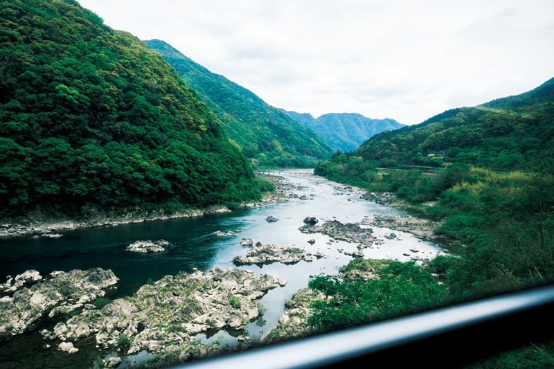 JR四国・予土線で巡る、高知、愛媛の心を整える20のスポット。 | 土佐大正駅を過ぎた頃から、車窓には四万十川の壮大な自然が続いていく。