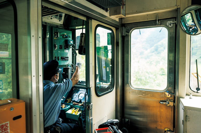 JR四国・予土線で巡る、高知、愛媛の心を整える20のスポット。 | 1車両のワンマン運転。運転の様子を間近で見ることができるのも予土線の魅力。