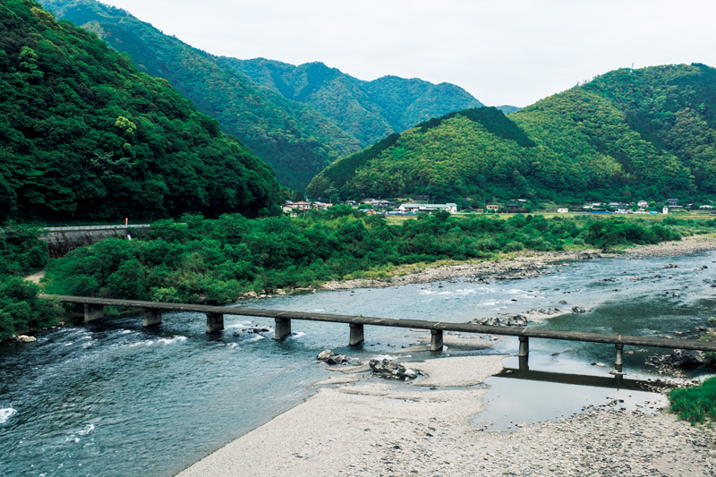JR四国・予土線で巡る、高知、愛媛の心を整える20のスポット。 | 「沈下橋」は台風などの増水時に水中に沈むように設計された欄干のない橋。昔から流域の人々の暮らしを支えてきた生活道でもある。四万十川に架かる沈下橋は、本流に22橋、支流に26橋あり、流域を代表する景観となっている。