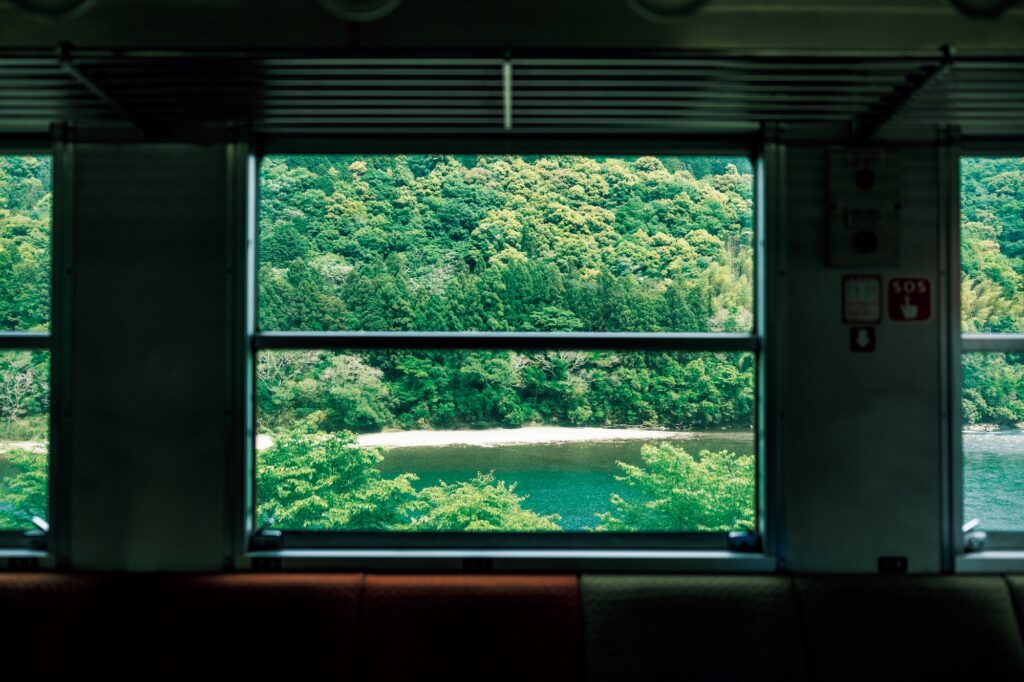 四万十川とともに生きる町。流域の歴史や文化を知る。 車窓で切り取られた絵画のような風景が見渡す限り続く。四万十川流域は手つかずの場所もあるが、古くから漁労の場であり、船の航路であり、人々の暮らしを支えてきた。高知・四万十町から愛媛・宇和島で、のんびりと列車に揺られる旅。 | 四万十川とともに生きる町。流域の歴史や文化を知る。
車窓で切り取られた絵画のような風景が見渡す限り続く。四万十川流域は手つかずの場所もあるが、古くから漁労の場であり、船の航路であり、人々の暮らしを支えてきた。