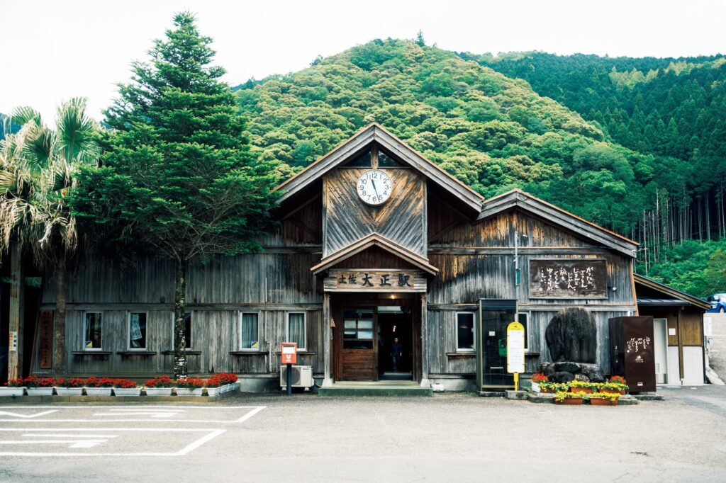 木造の駅舎が風情ある土佐大正駅は昭和49年に建てられた。明治時代にあった村が大正時代に改名したことが、この駅の由来。構内には駅ができた当時の様子が新聞の切り抜きや写真で紹介されている。路線バスや観光タクシーもあるので途中下車もおすすめ。高知・四万十町から愛媛・宇和島で、のんびりと列車に揺られる旅。 | 木造の駅舎が風情ある土佐大正駅は昭和49年に建てられた。明治時代にあった村が大正時代に改名したことが、この駅の由来。構内には駅ができた当時の様子が新聞の切り抜きや写真で紹介されている。路線バスや観光タクシーもあるので途中下車もおすすめ。