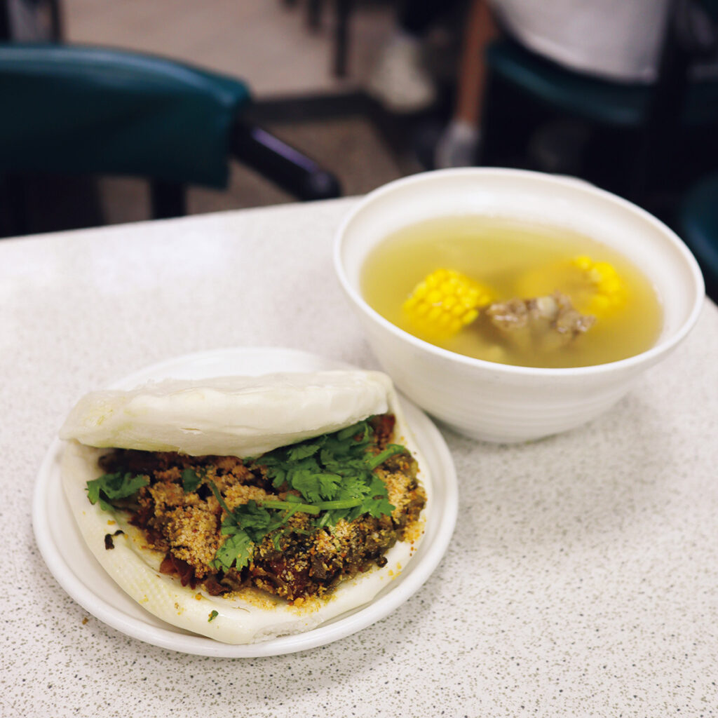 ふわふわ食感が大人気! 台湾かき氷の王道。【台湾スイーツ食べ比べ】 | 脂身と赤身が半分ずつの割包70元。玉米排骨湯85元とともに。 ふわふわ食感が大人気! 台湾かき氷の王道。【台湾スイーツ食べ比べ】