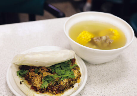 ふわふわ食感が大人気！ 台湾かき氷の王道。【台湾スイーツ食べ比べ】 | 脂身と赤身が半分ずつの割包70元。玉米排骨湯85元とともに。