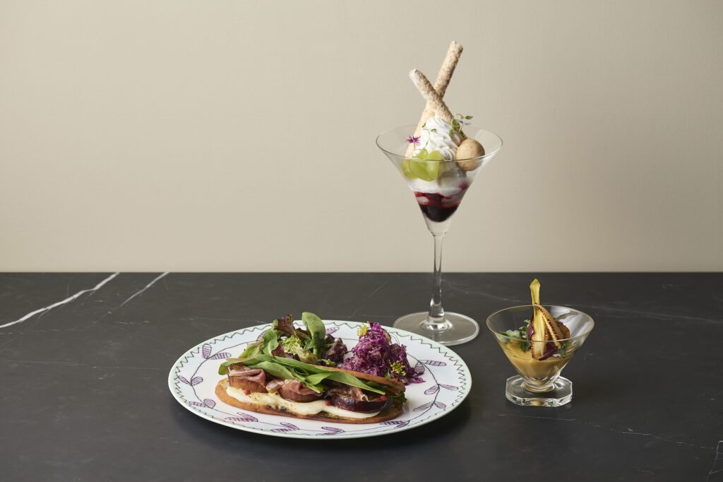 世界初『マルニ カフェ』が銀座に登場。『パティスリィ アサコ イワヤナギ』と手がけたアーティスティックなスイーツを。 | メインディッシュとデザート、ミニスープサラダ、食前食後のドリンクまでつく「マルニ セット」¥6,380 ～。10:30〜14:00までのメニュー。写真のメインディッシュは、Bセットの季節のフルーツと生ハム、チーズのサンド。