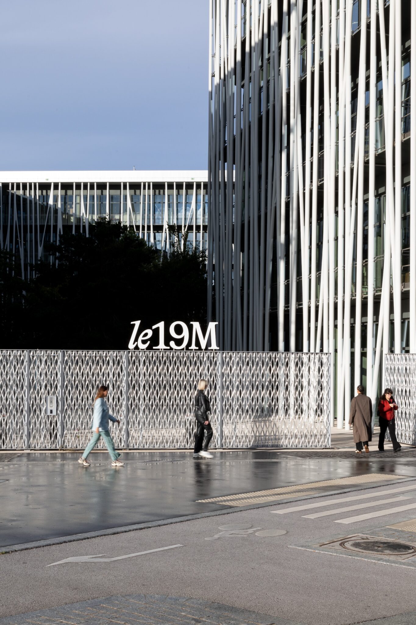 シャネル〉の職人たちによるメディエダール (芸術的な手仕事) の真髄に