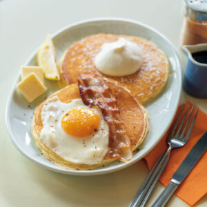 『アポック』にて。バターミルクパンケーキ2枚+ホイップクリーム+レモン+無添加ベーコン+放牧卵の目玉焼き+ドリンクで¥2,310。別途、トッピングいろいろあり。一度食べたら忘れられない、大川雅子さんの思いが伝わるパンケーキ。 | 『アポック』にて。バターミルクパンケーキ2枚+ホイップクリーム+レモン+無添加ベーコン+放牧卵の目玉焼き+ドリンクで¥2,310。別途、トッピングいろいろあり。 『アポック』にて。バターミルクパンケーキ2枚+ホイップクリーム+レモン+無添加ベーコン+放牧卵の目玉焼き+ドリンクで¥2,310。別途、トッピングいろいろあり。一度食べたら忘れられない、大川雅子さんの思いが伝わるパンケーキ。 | 『アポック』にて。バターミルクパンケーキ2枚+ホイップクリーム+レモン+無添加ベーコン+放牧卵の目玉焼き+ドリンクで¥2,310。別途、トッピングいろいろあり。