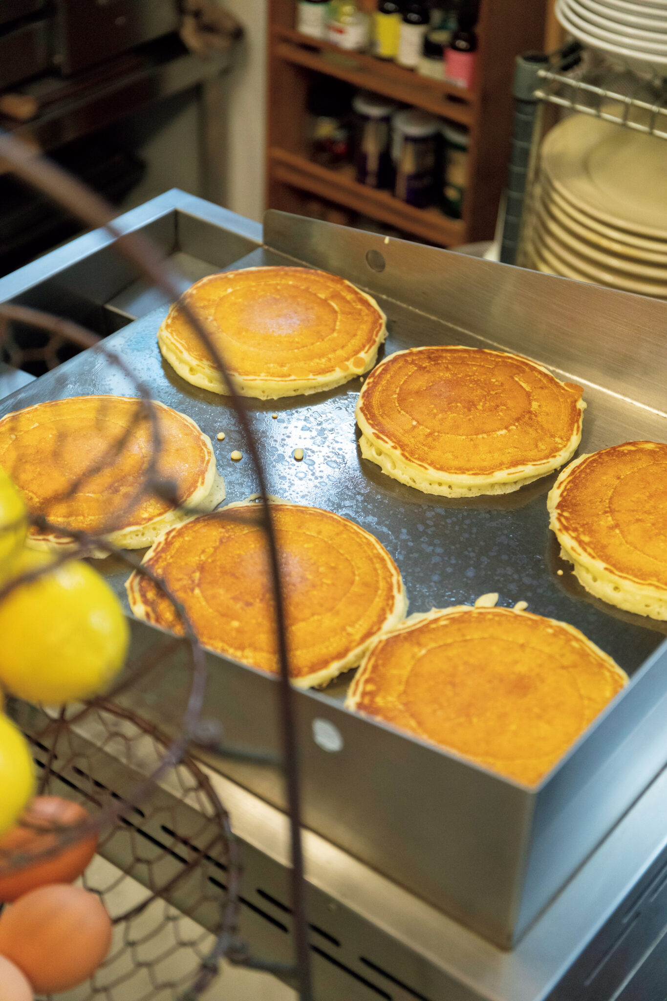 母のような愛情に包まれて、疲れも吹っ飛ぶパンケーキを。ホットプレートで次々焼き上げていく。ラフなようで、仕事はきっちり丁寧だ。 | ホットプレートで次々焼き上げていく。ラフなようで、仕事はきっちり丁寧だ。