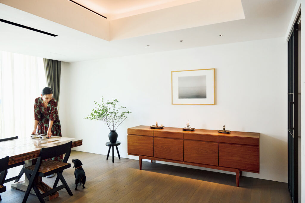 現代美術家の作品から千年以上前の古美術までが同居する、フリーランスPRの関根千園の美しい住まい。