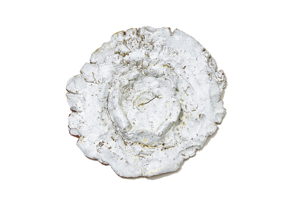 6人に聞いた、「美しいもの」とは？ グラフィックデザイナーの長嶋りかこさんが大切にする、野焼きで焼いた陶器。 | 6人に聞いた、「美しいもの」とは？　グラフィックデザイナーの長嶋りかこさんが大切にする、野焼きで焼いた陶器。