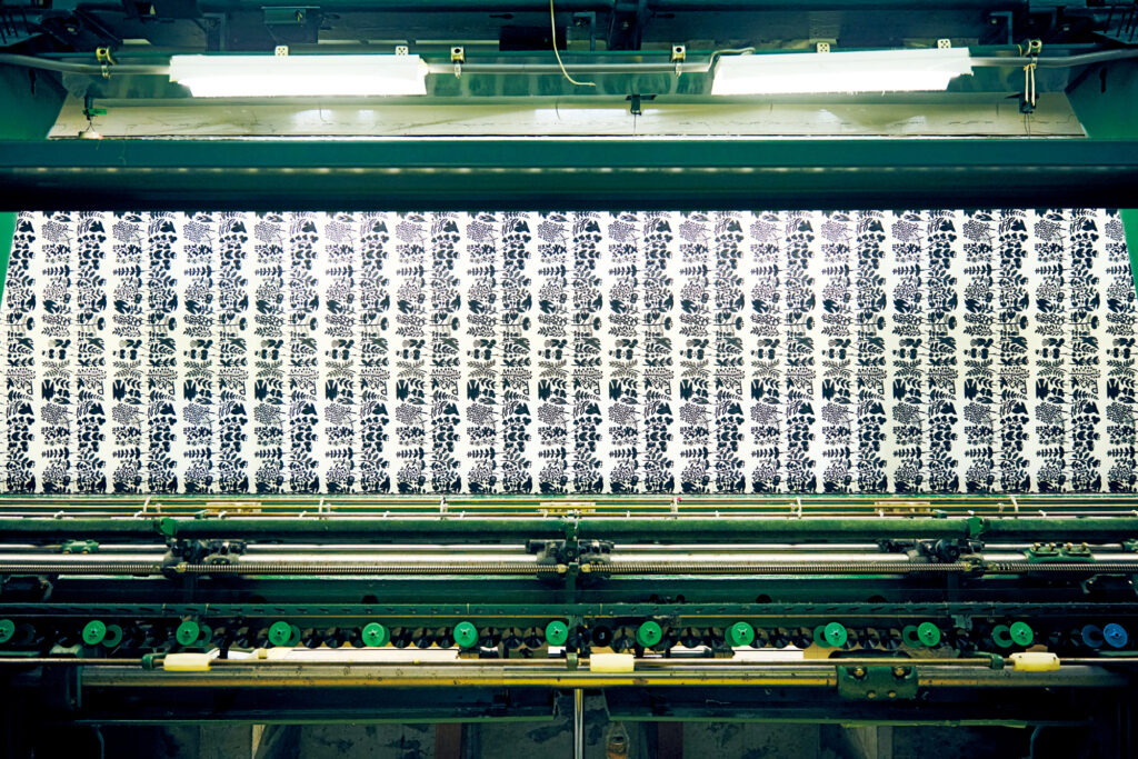 ブランド設立当初からの付き合いとなる、レース刺繍会社〈神奈川レース〉。2005年春夏シーズンに誕生した〝forest parade〞を製作中。