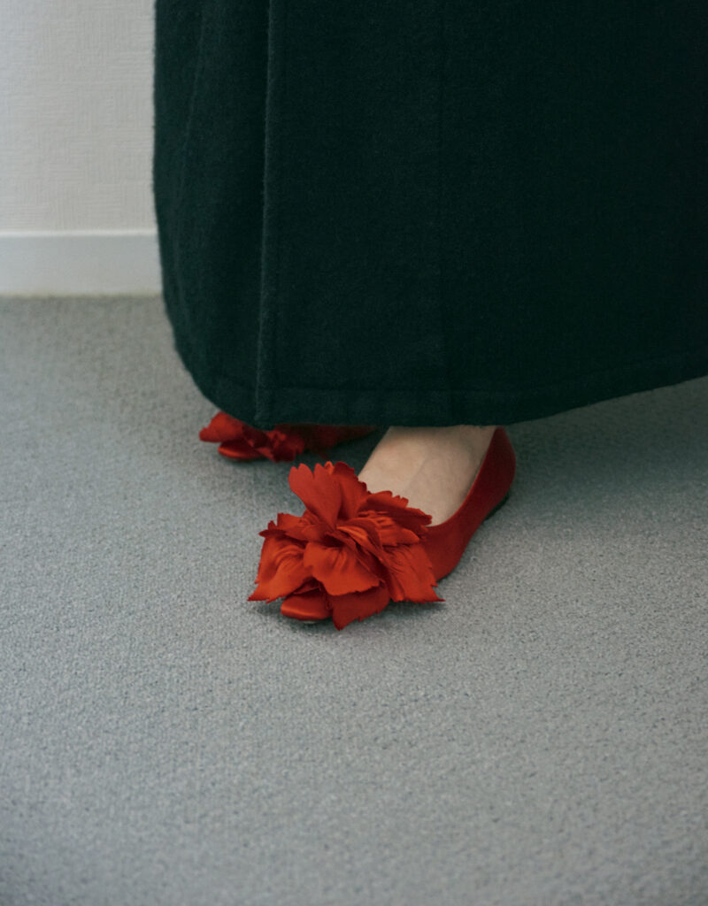 足先にほころぶ紅い花が美しい〈フェラガモ〉のバレエシューズ。これらのアイテムの魅力を、井伊さん自身の言葉で紹介。